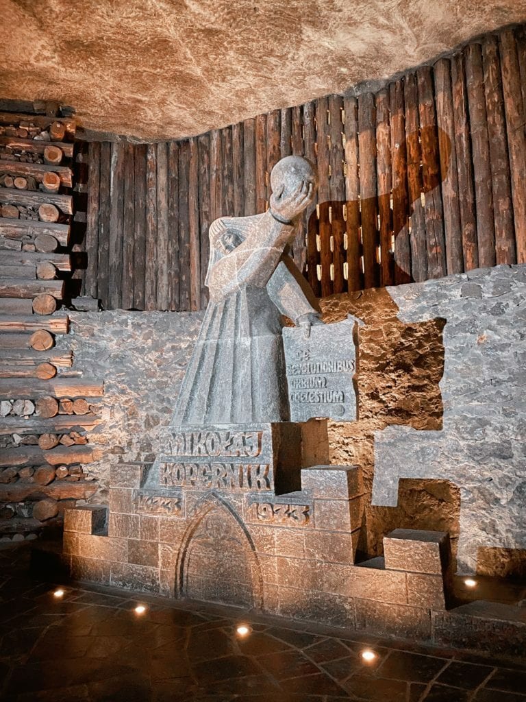 Statue de Nicolas Copernic dans la mine de sel à Cracovie