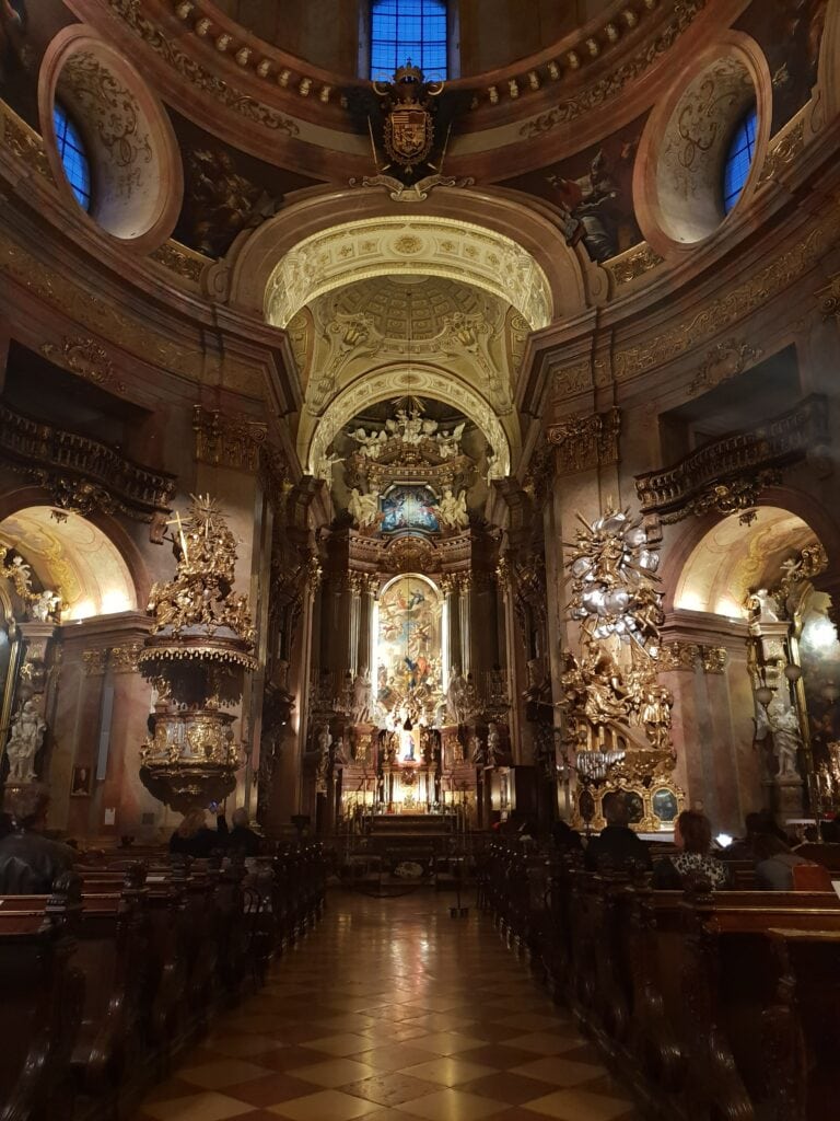 Intérieur de l'église Saint-Pierre de Vienne