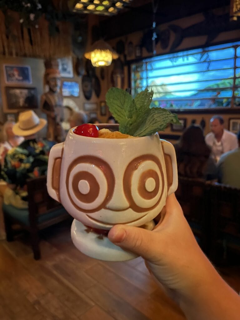 Cocktail dans un verre tiki au bar Sam's Grog Grotto de l’hôtel Polynesian