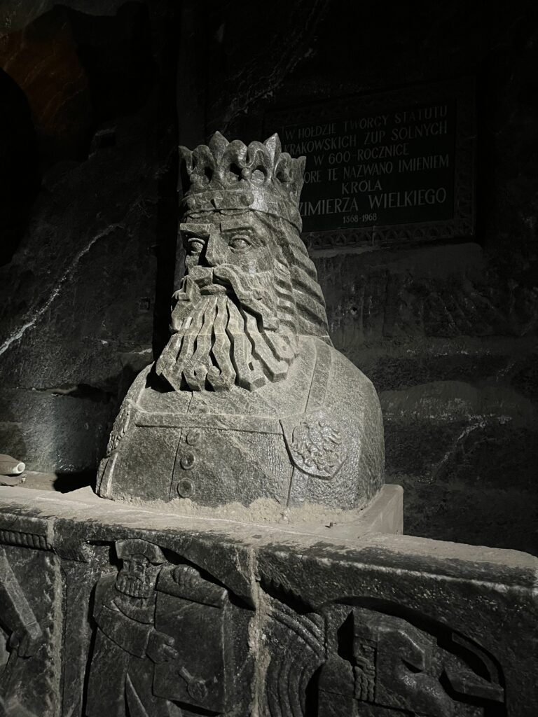 Statue en sel du roi polonais Casimir le Grand dans la mine de Wieliczka