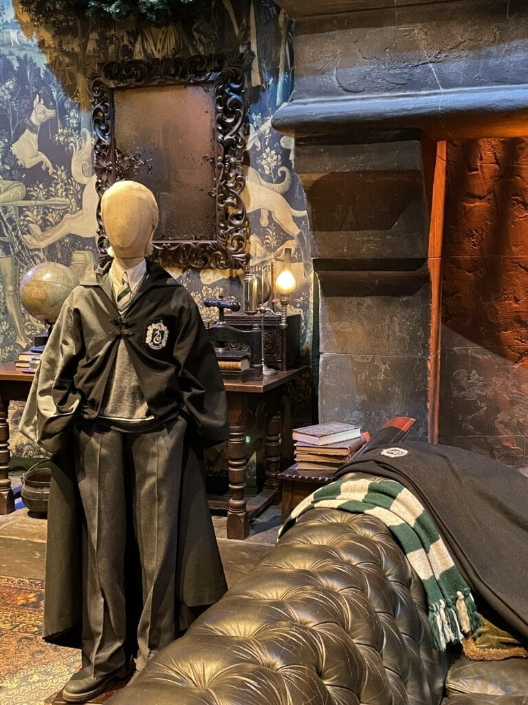 Drago Malefoy dans la salle commune des Serpentard au studio Harry Potter