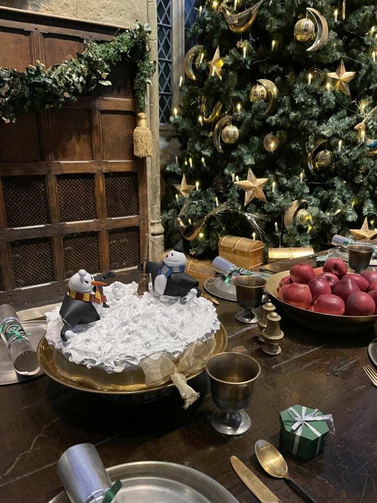 Table décorée pour Noel dans la grande salle du studio Harry Potter