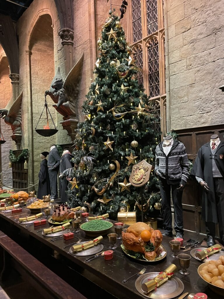 Un sapin de Noel dans la Grande Salle du studio Harry Potter