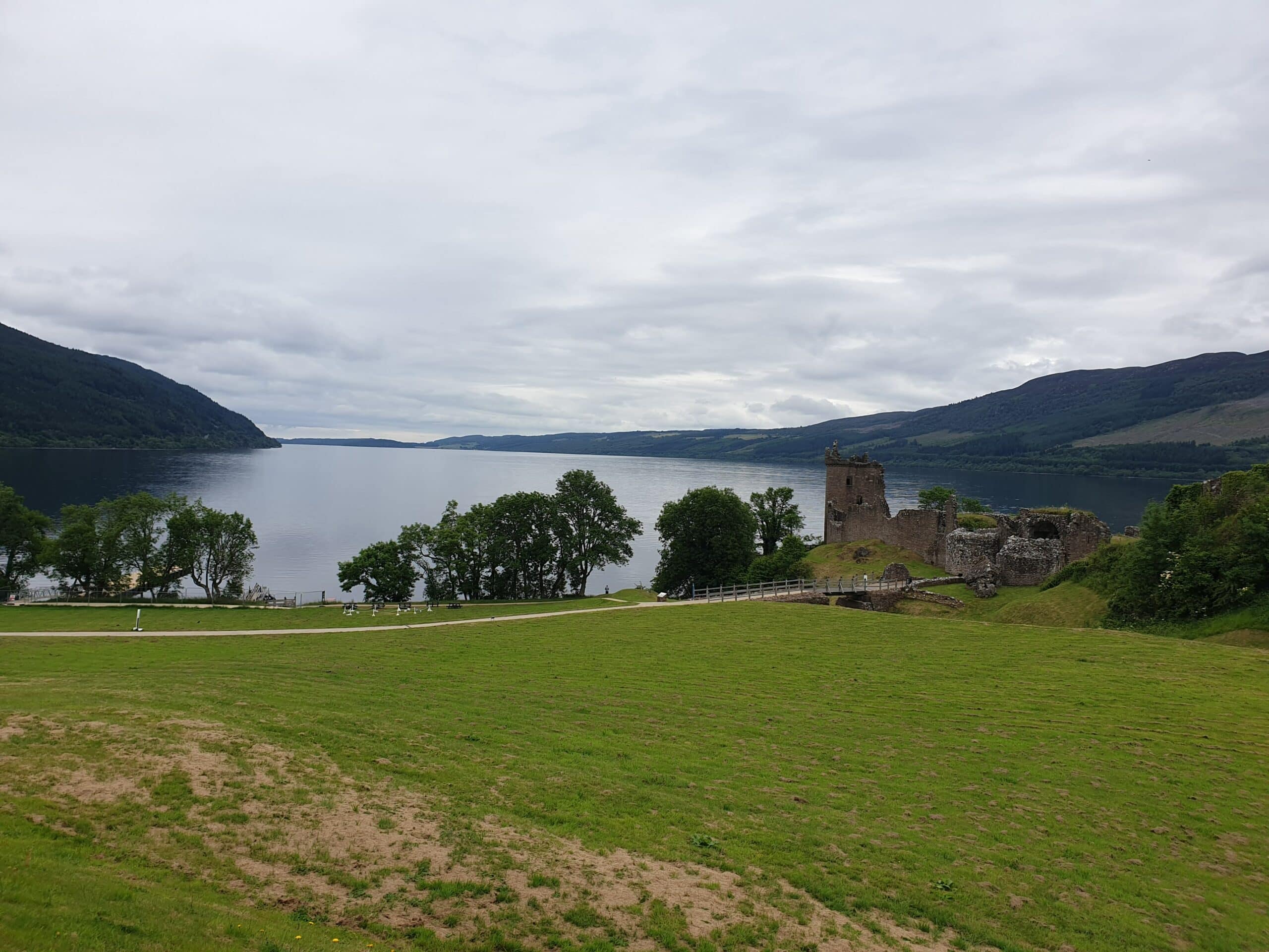 Loch Ness avec vue sur le chateau d'Urquhart